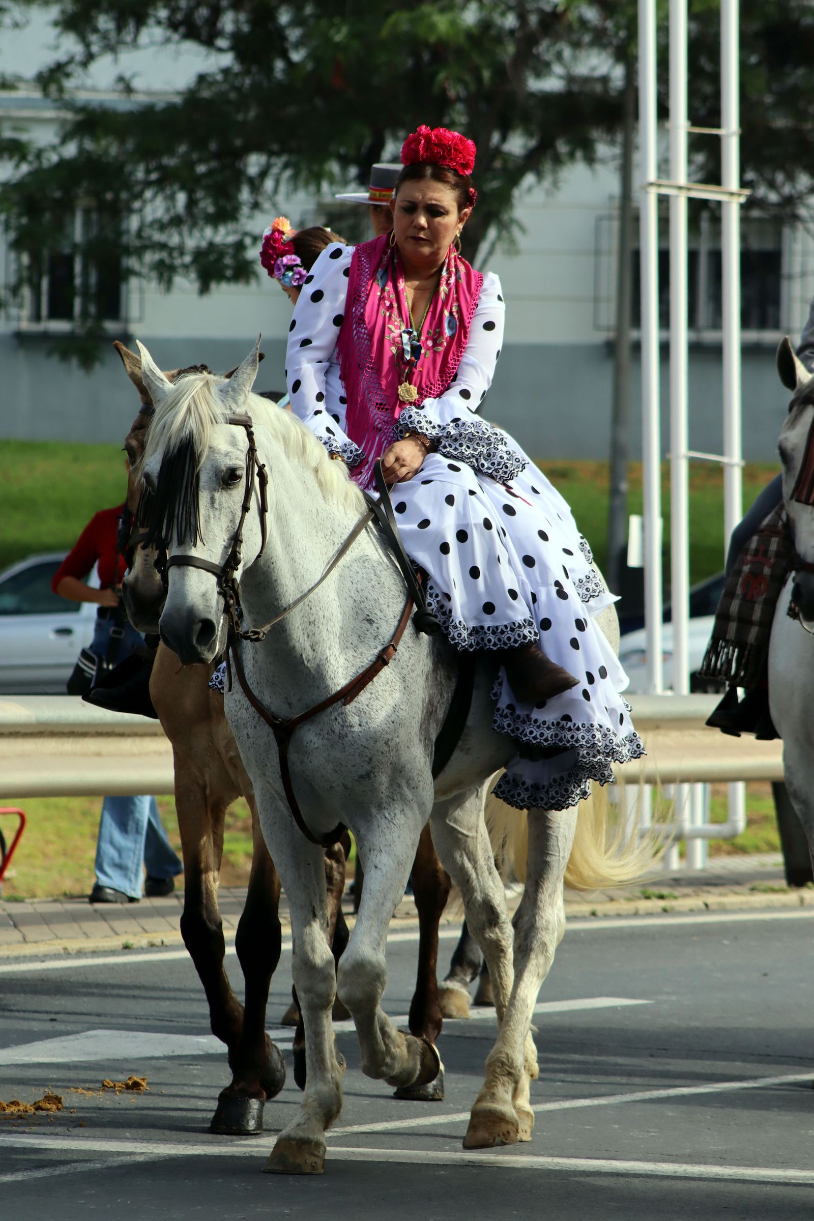 El Rocío 2023: Imágenes de la Hermandad de Emigrantes en su salida de Huelva