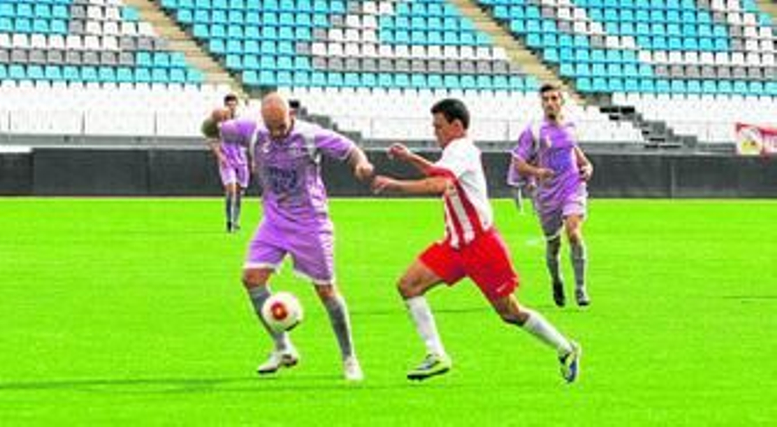 Manolo Gaspar controla un balón ante un rival.