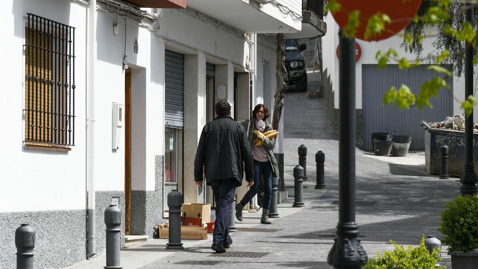 Una mujer sale de comprar el pan en Víznar