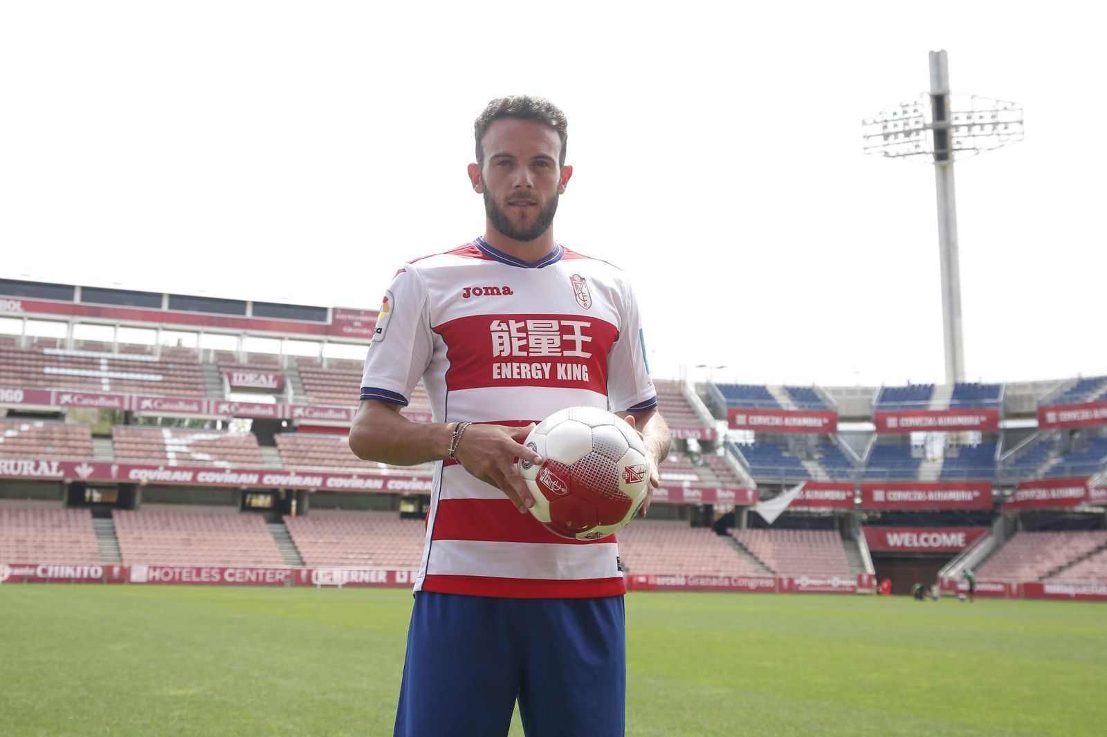 Quini posa con la camiseta del Granada en Los Cármenes.