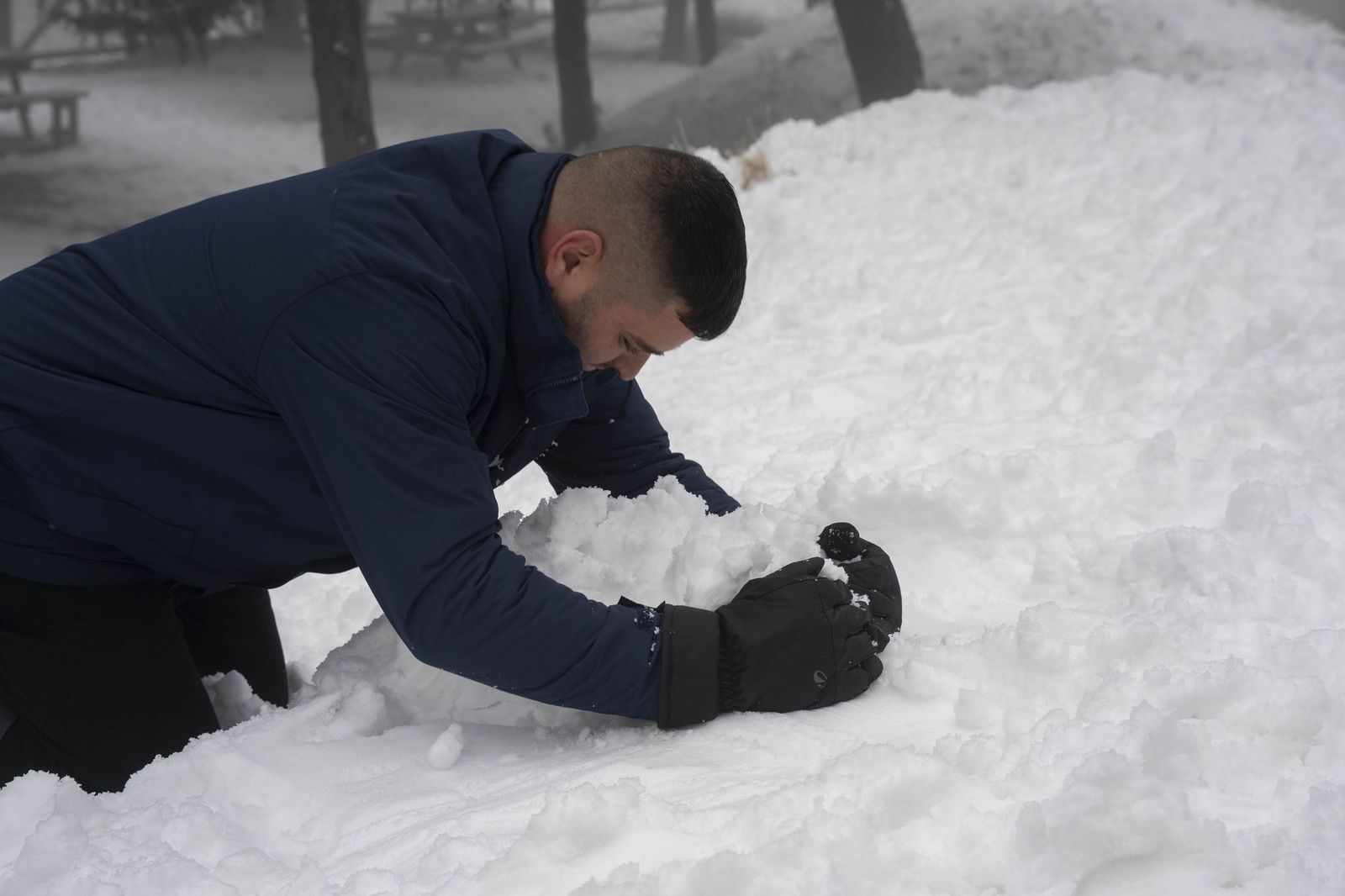 Las imágenes de la nieve y los juegos en familia en Calar Alto