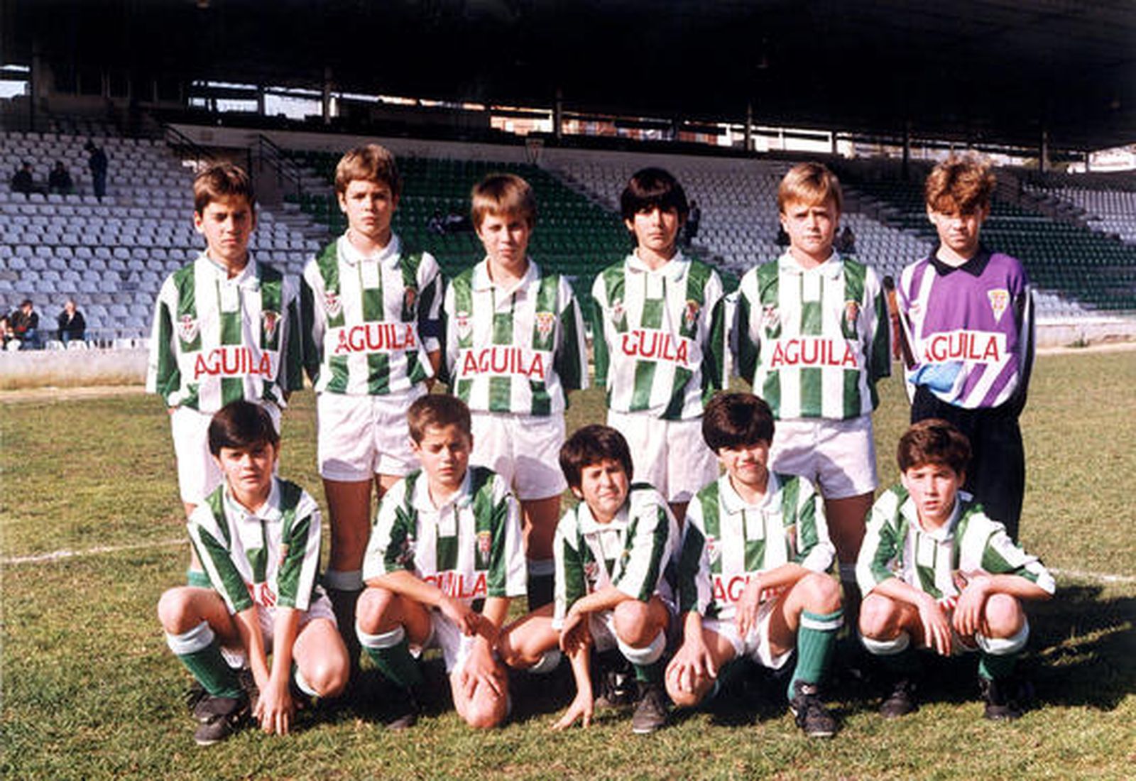Formación alevín blanquiverde, con el central del Betis Chechu Dorado en la fila inferior.