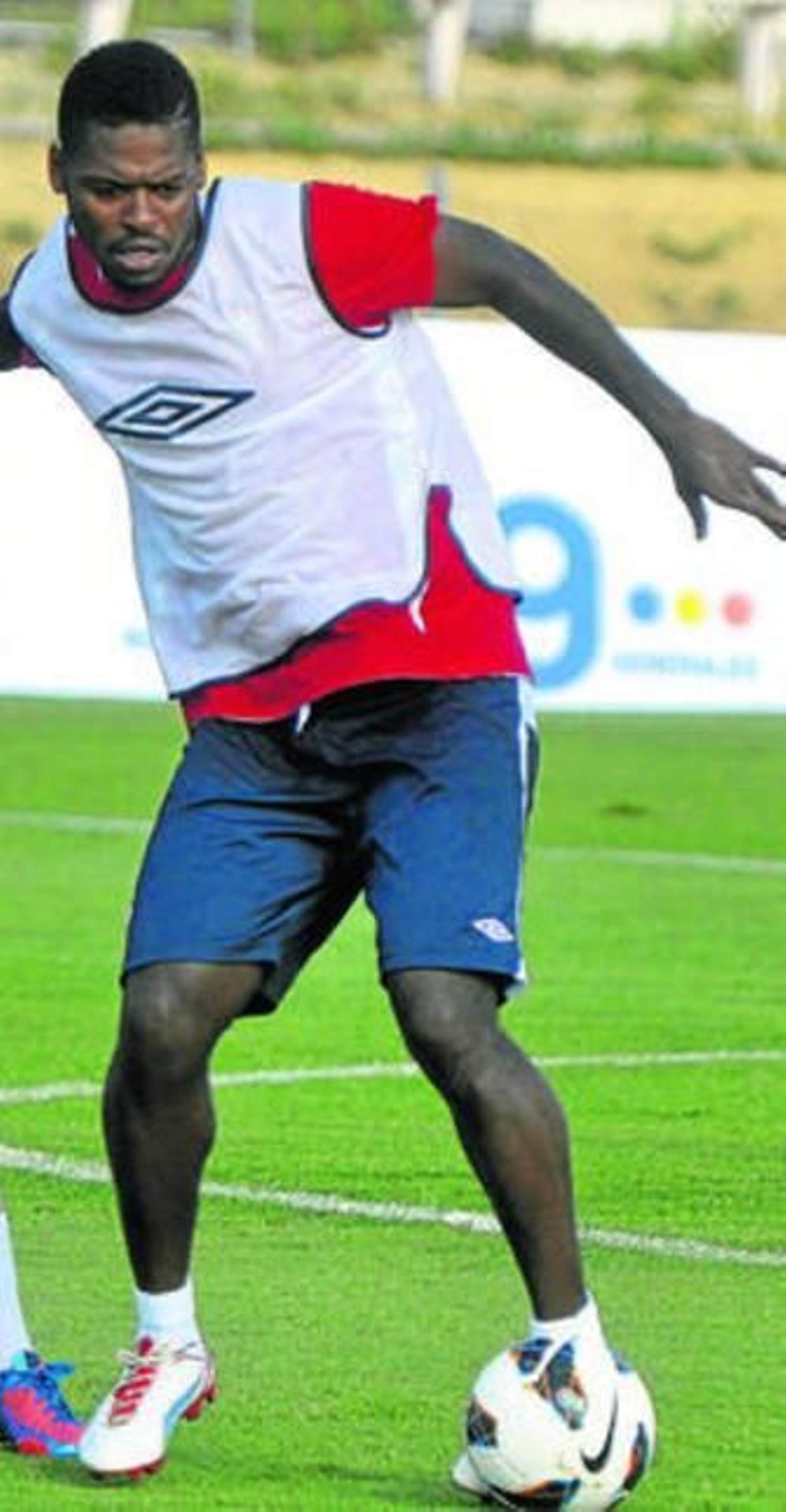 Romaric controla un balón en un entrenamiento esta semana.