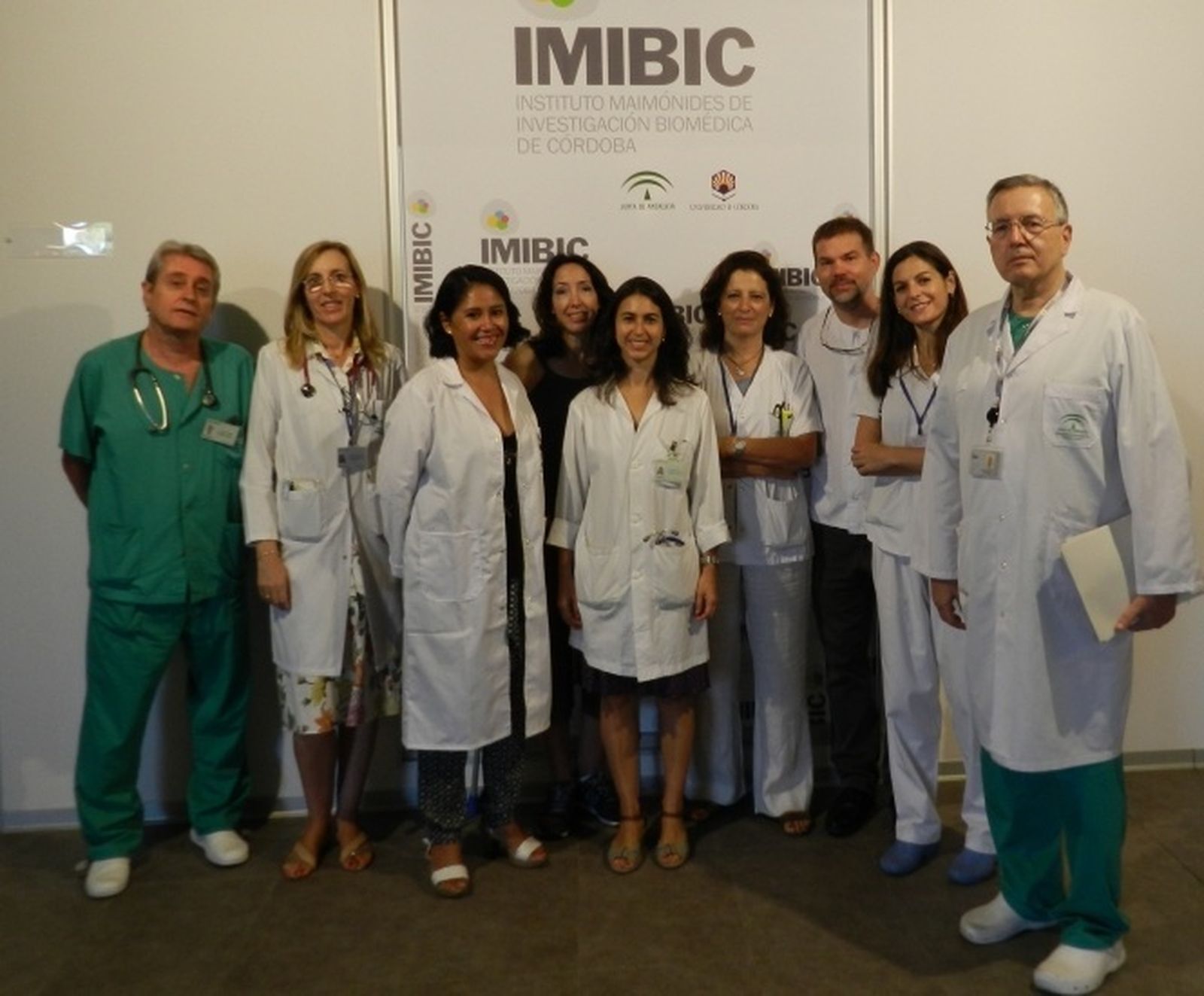 La investigadora Mercedes Gil-Campos, en el centro, acompañada por miembros de su equipo.