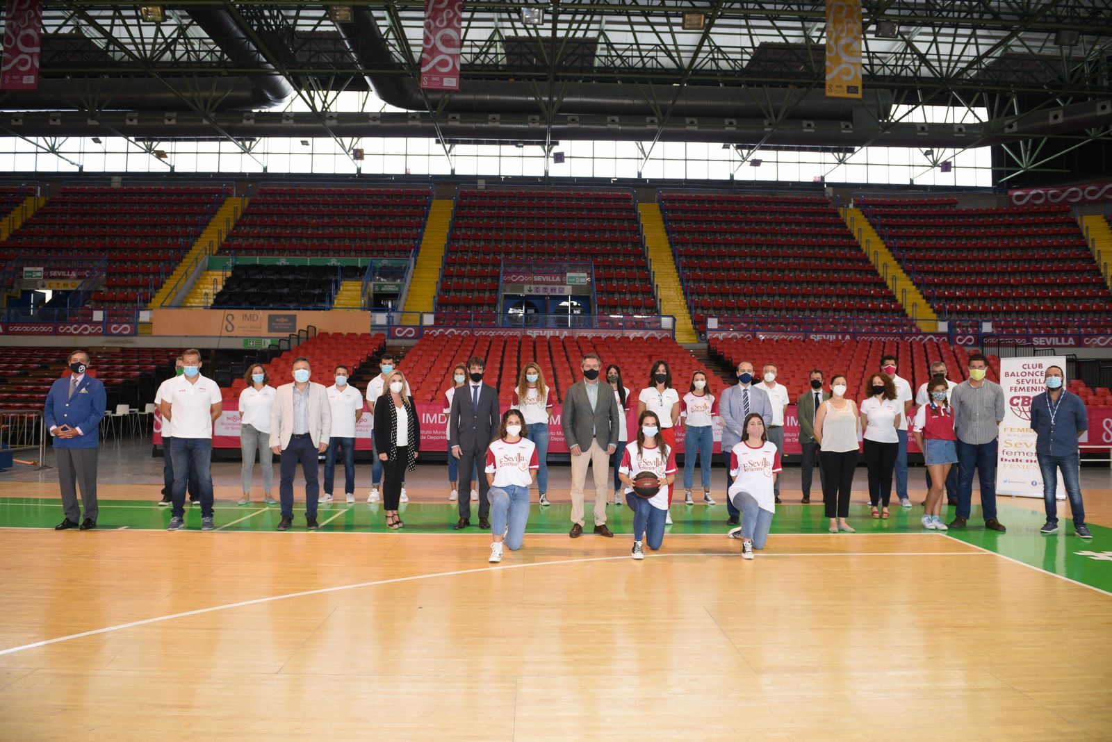 Espadas posa con el equipo femenino de Sevilla.