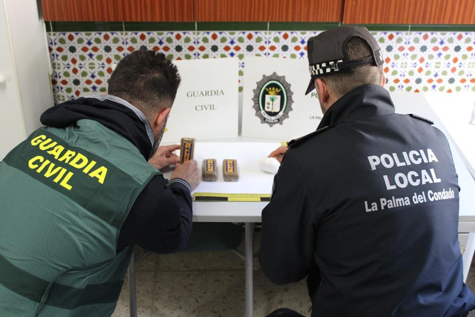 Los agentes con la droga incautada.