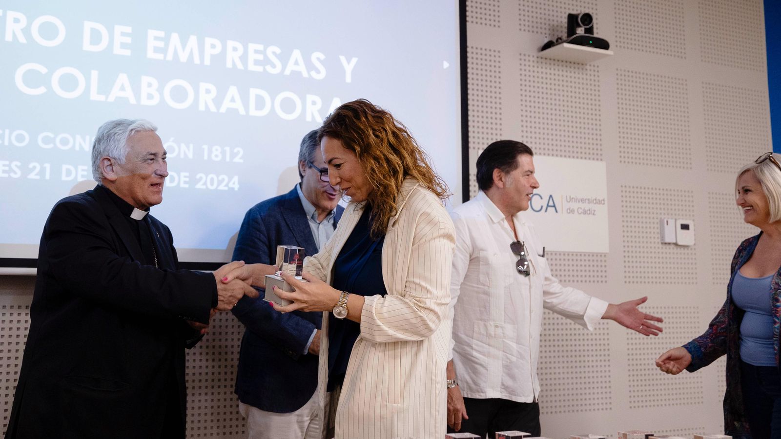 El obispo de Cádiz y Ceuta, entregando otro de los obsequios de recocimiento a las empresas.