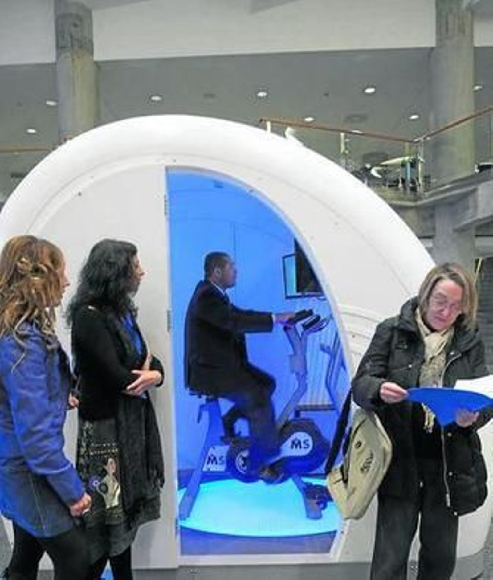Un médico prueba el simulador de esclerosis múltiple en Bilbao.