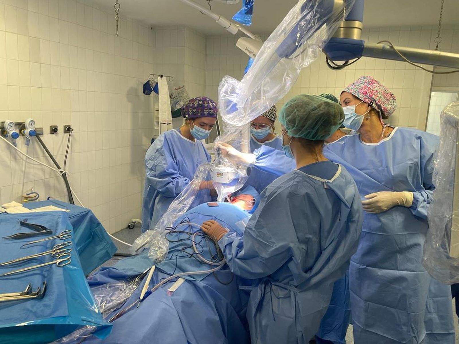 Un momento de una intervención en quirófano por parte de Cirugía Oral, Maxilofacial y Cabeza y Cuello junto a Medicina Nuclear.
