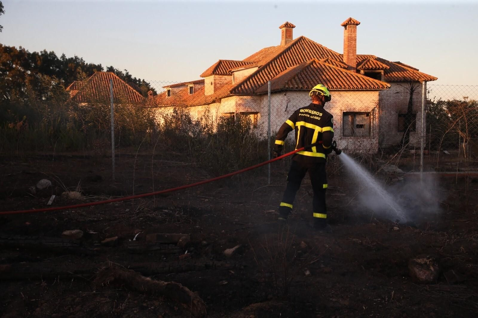 La parcela quemada en La Ermita, en Algeciras.