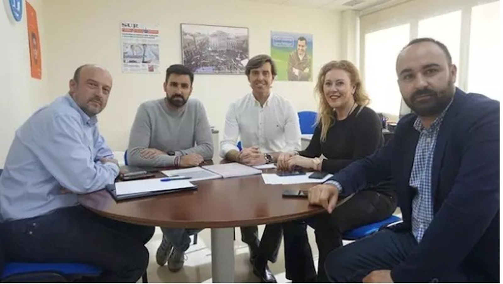 Pablo Montesinos con representantes de la asociación 'Tu abandono me puede matar' y miembros del PP