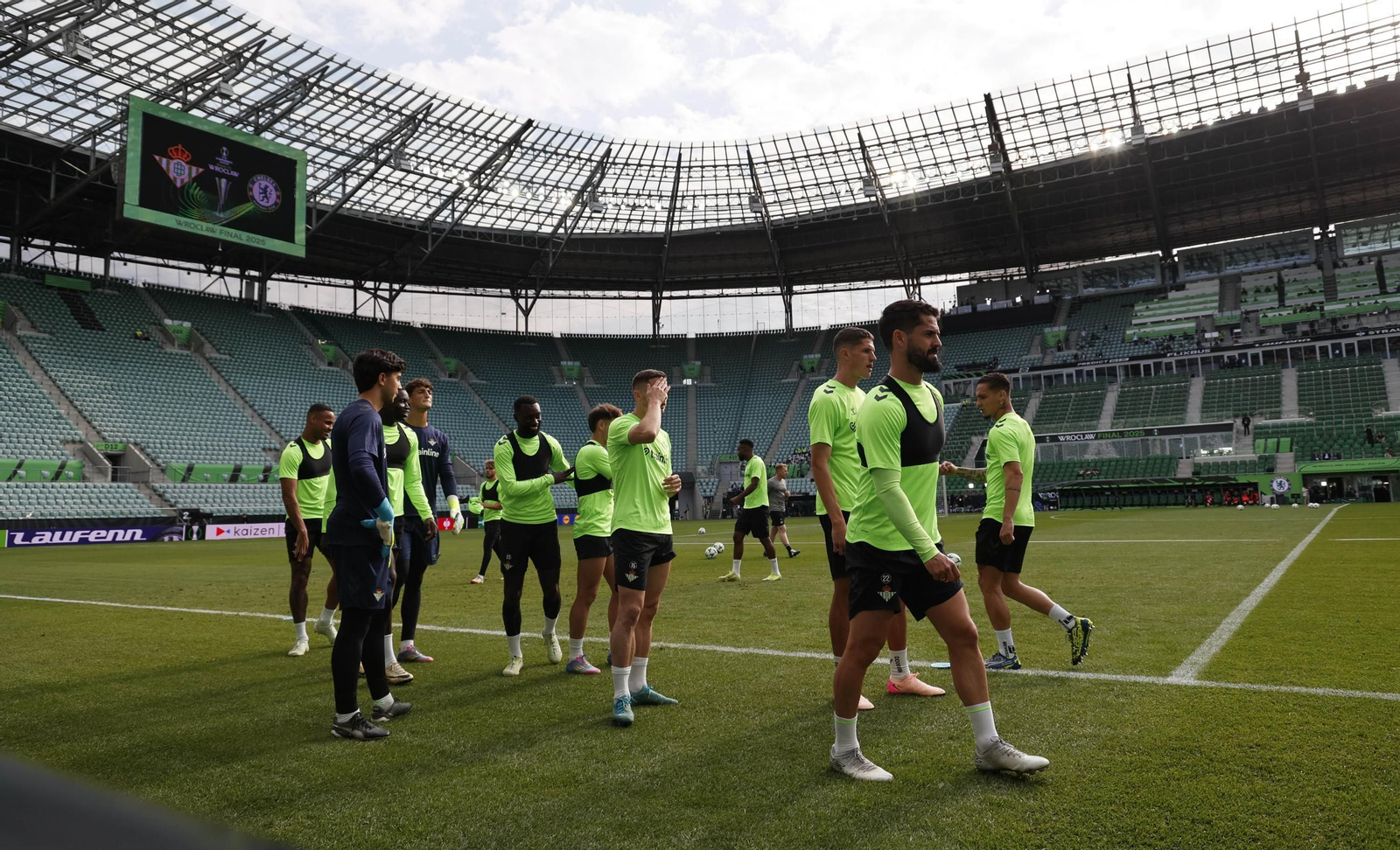 Las imágenes del entrenamiento del Betis en el Wroclaw Stadium Arena de Brestlavia