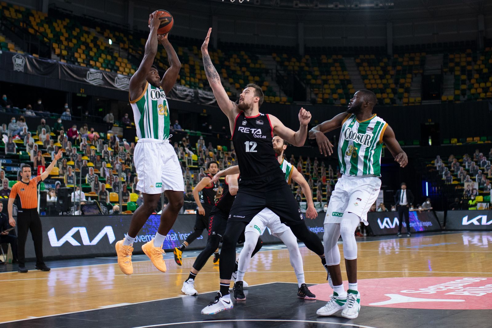 Ouattara trata de conectar con Ndoye ante la defensa de Balvin.