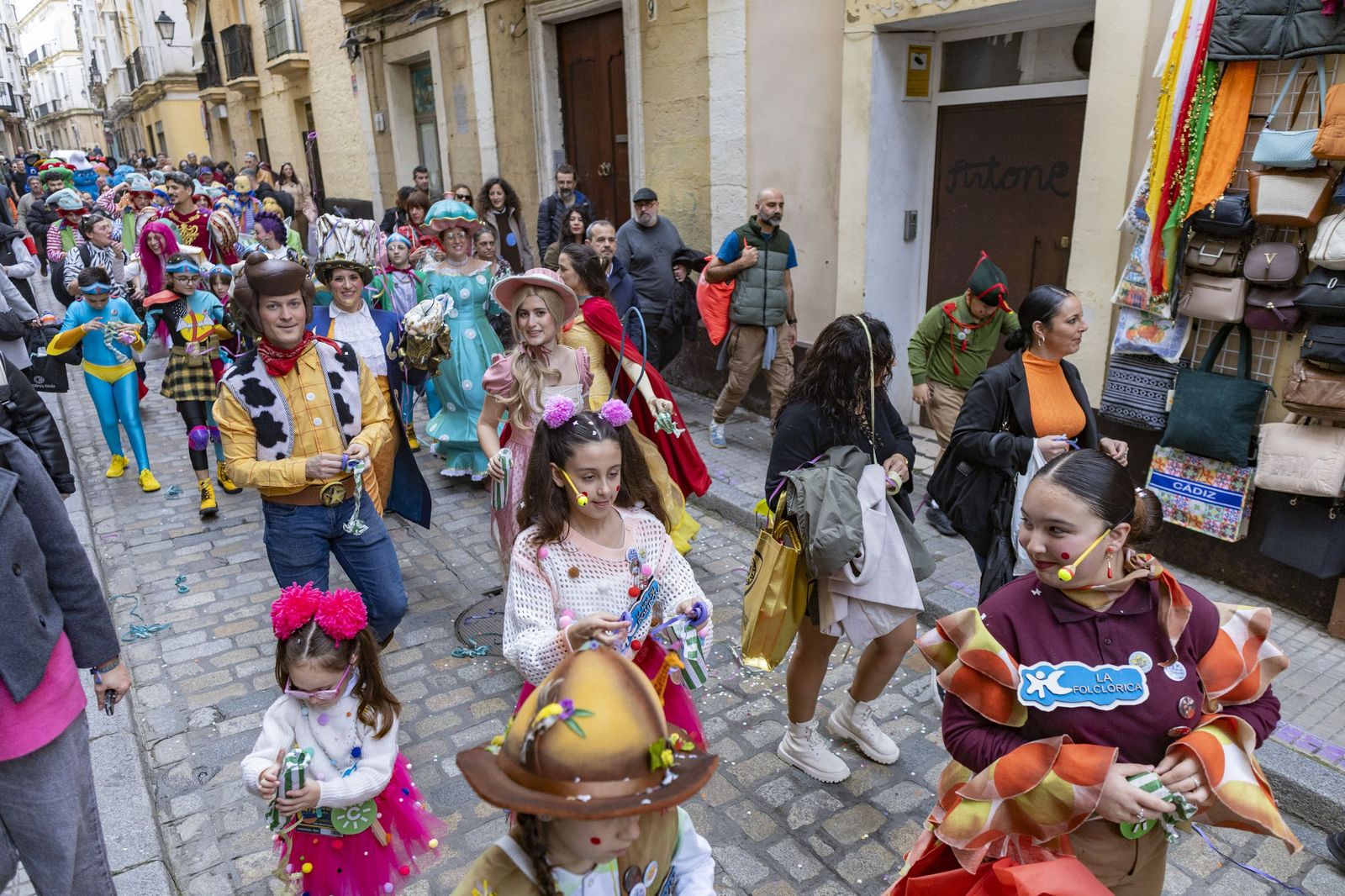 El Carnaval en la calle calienta motores: pregón infantil y concierto en San Antonio