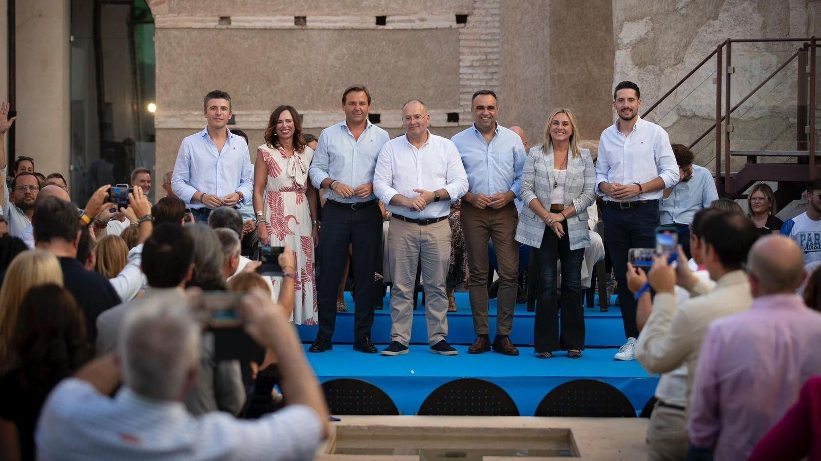 El secretario general del PP de Granada, Jorge Saavedra, la coordinadora de Fomento del PP de Andalucía, Rocío Díaz, el secretario general del PP de Andalucía, Antonio Repullo, el secretario general del PP, Miguel Tellado, el presidente provincial, Francis Rodríguez, la alcaldesa de Granada, Marifrán Carazo, el portavoz local, Esteban Ruiz