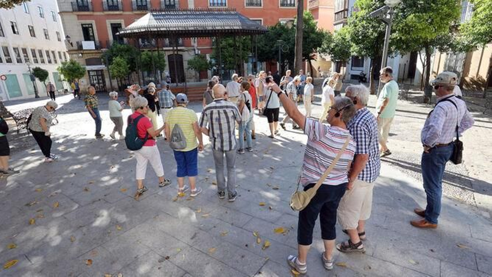 Turistas en la Alameda del Banco de Jerez, el pasado mes de marzo. Turistas en la Alameda del Banco de Jerez, el pasado mes de marzo.