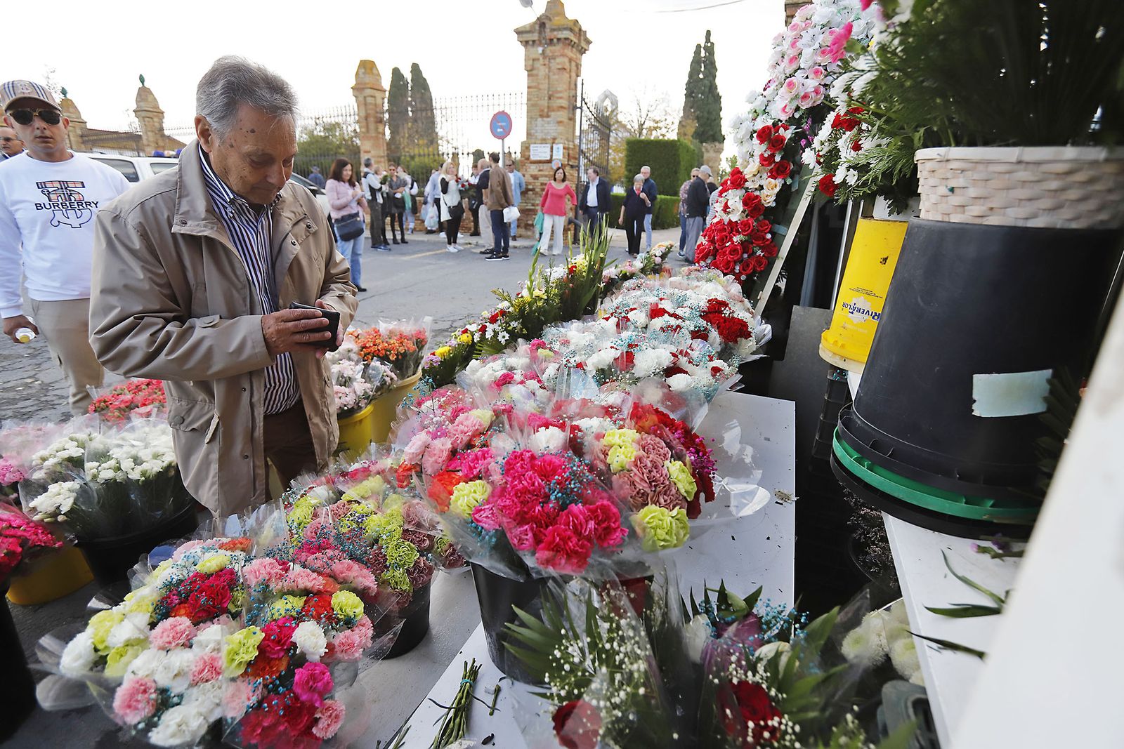 Imágenes del Día de Todos los Santos en el cementerio de la Soledad de Huelva
