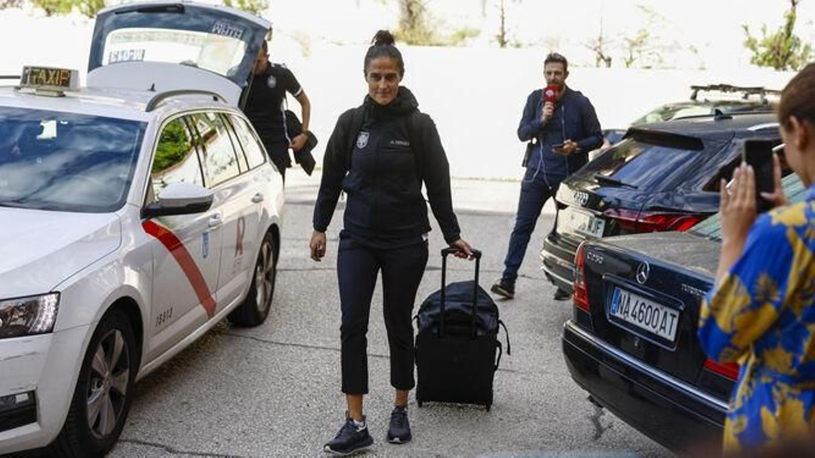 Montse Tomé llega al hotel de la convocatoria.