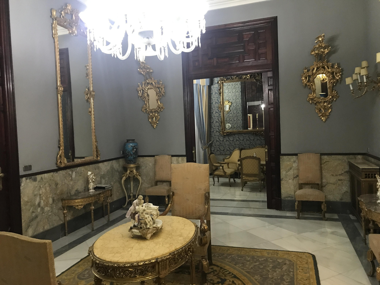 Una de las salas de estar que hacen de antesala del comedor principal. Obsérvense los espejos suntuosos y las cornucopias.