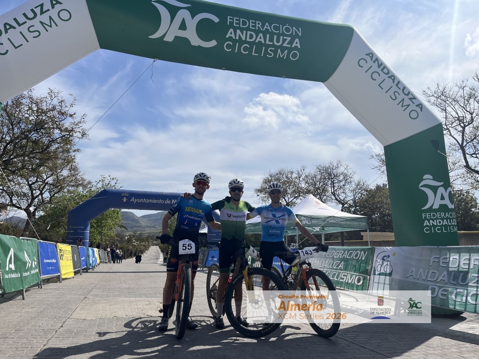 Los tres primeros clasificados en categoría masculina forman el podio a la conclusión de la prueba nijareña.