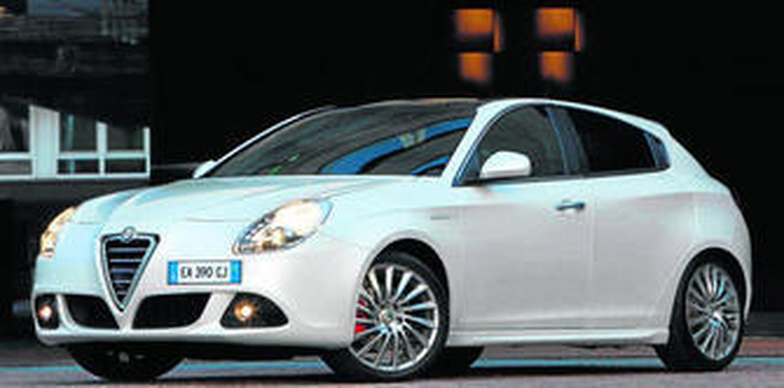 El perfil del Alfa Romeo Giulietta expresa personalidad y define el innovador modelo como un coche ágil y sólido.