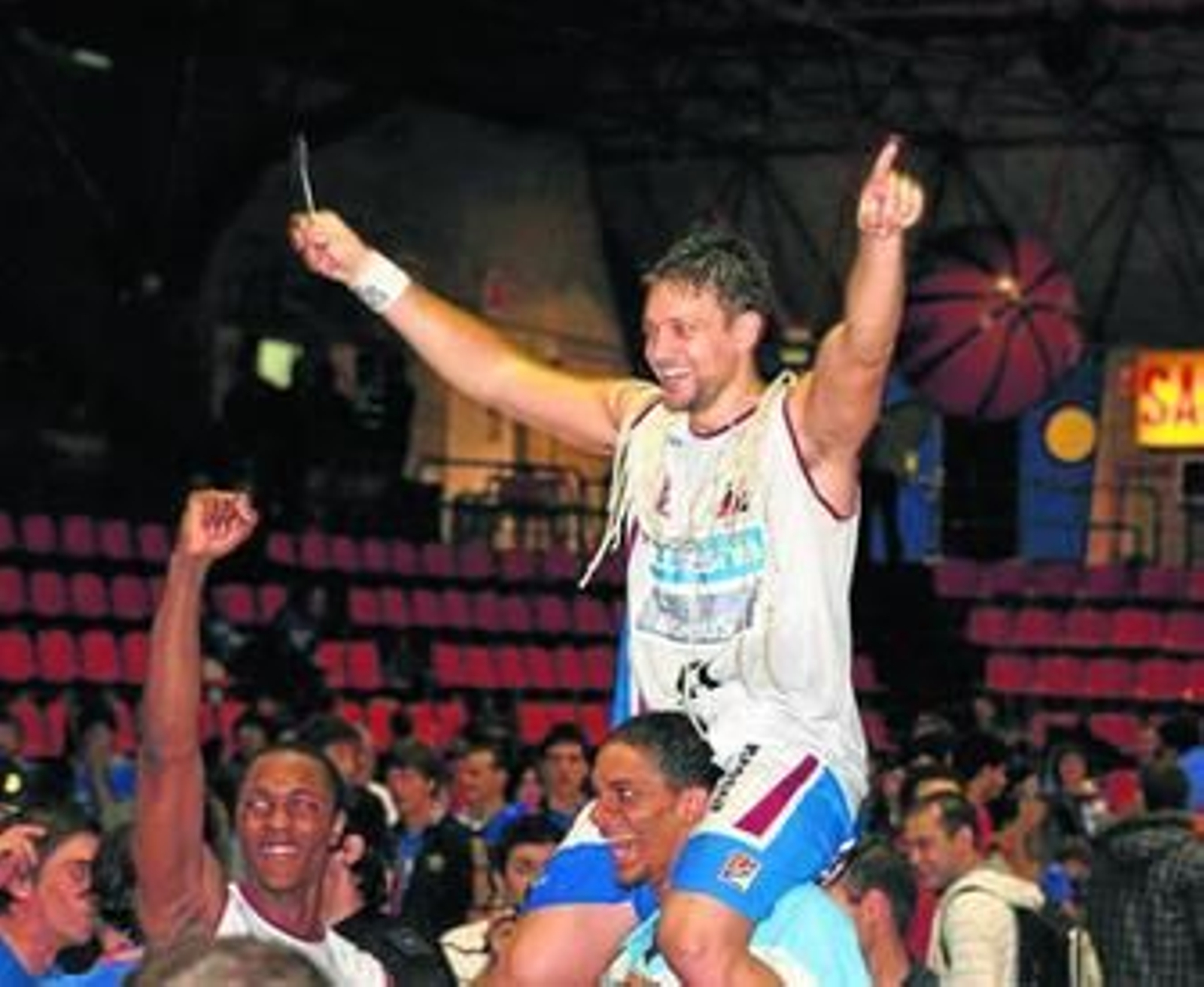 El base onubense Éric Sánchez, a hombros, festeja por todo lo alto el ascenso a la Liga ACB.