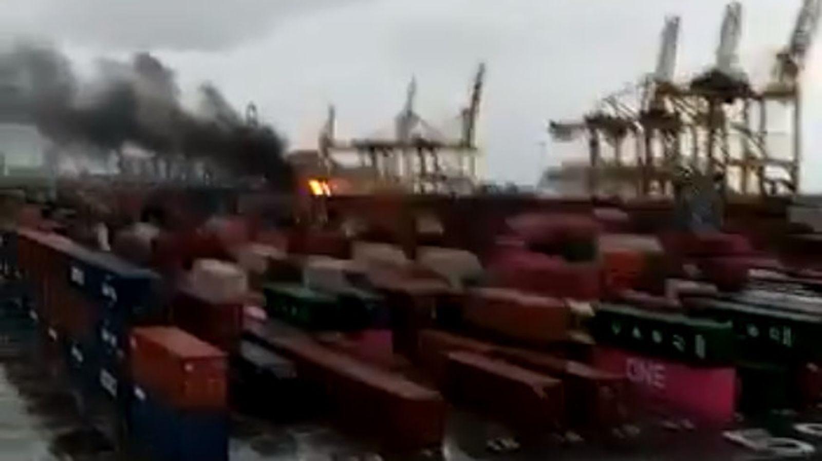 Imagen del incendio en el puerto de Barcelona.