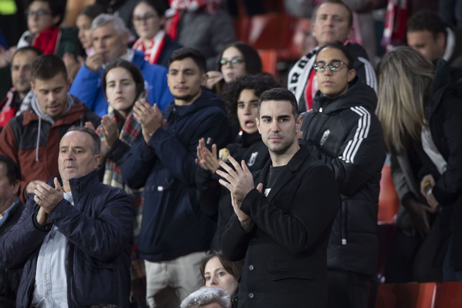 Encuéntrate en la grada de Los Cármenes en el Granada - Athletic Club