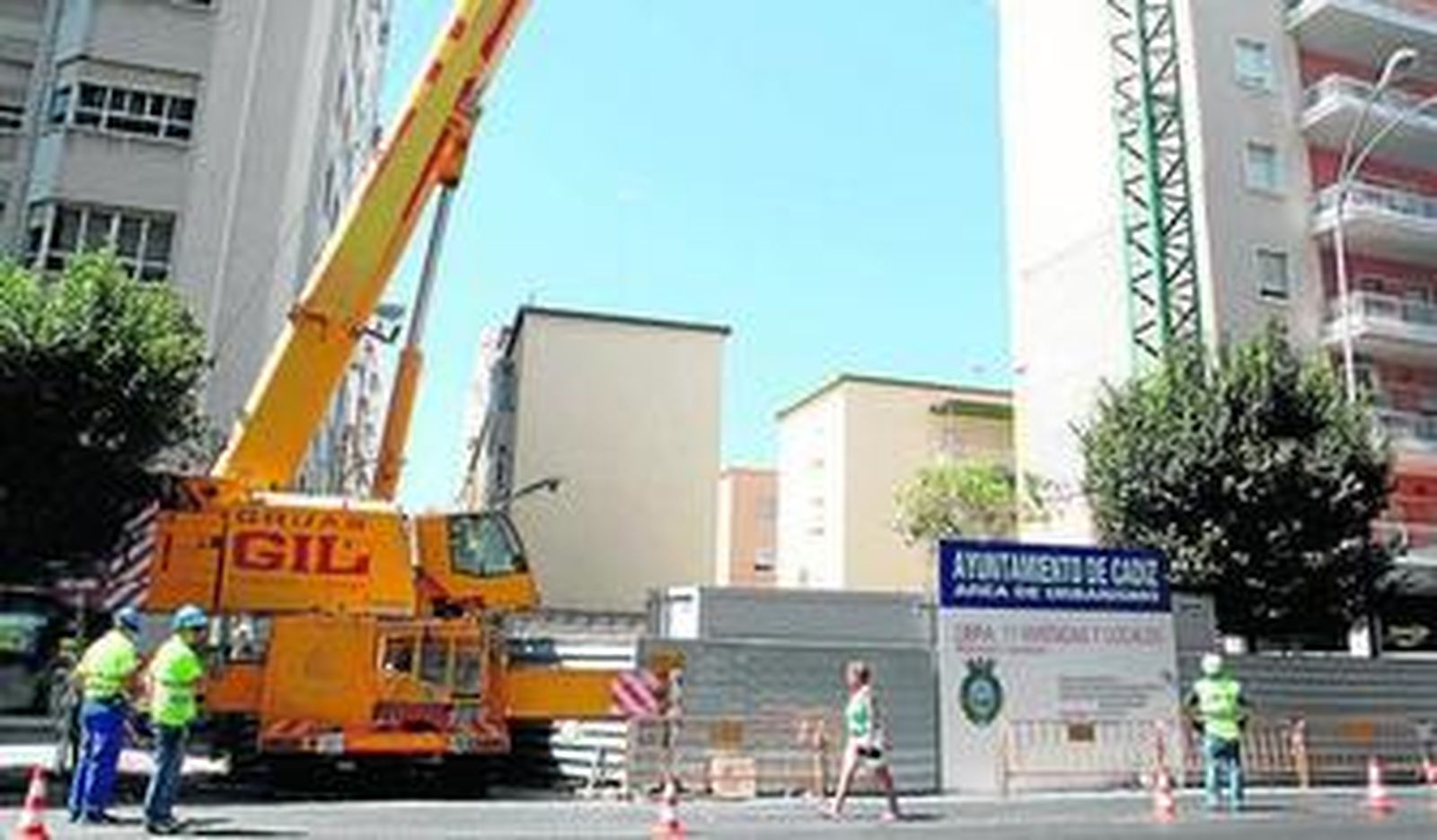 Trabajos de instalación de la grúa en el solar de Ana de Viya ayer domingo.