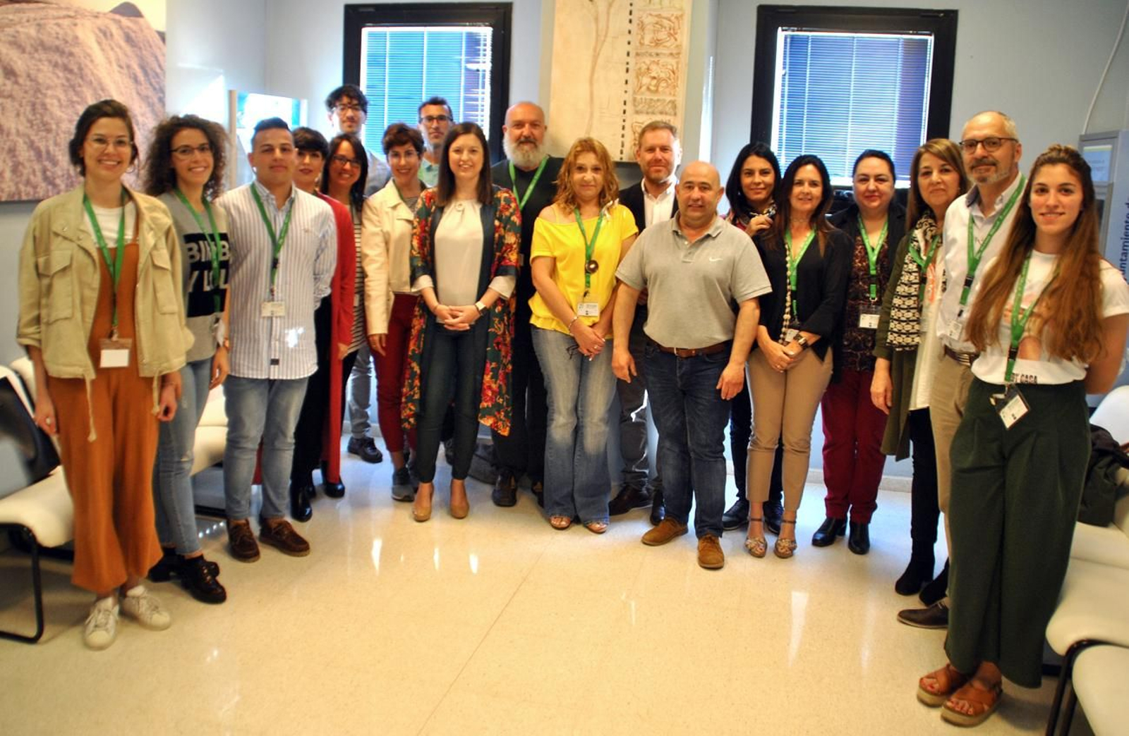 Foto de la alcaldesa con las primeras  incorporaciones al Ayuntamiento de los planes de empleo.