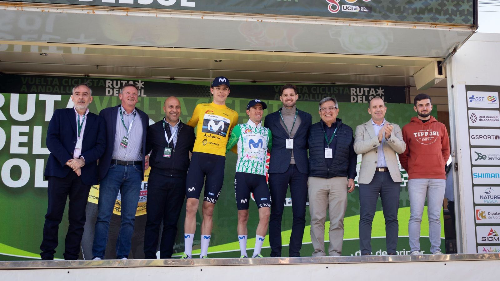 Fotografía de familia con el ganador de la segunda etapa Iván Romeo y las autoridades que se dieron cita a esta prueba deportiva.