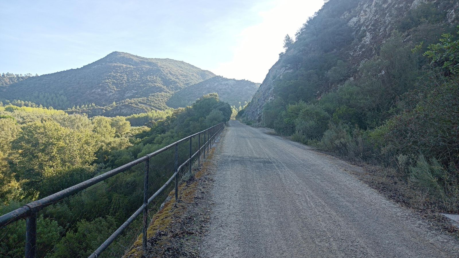 La ruta sigue la Vía Verde de la Sierra durante casi todo el trazado.