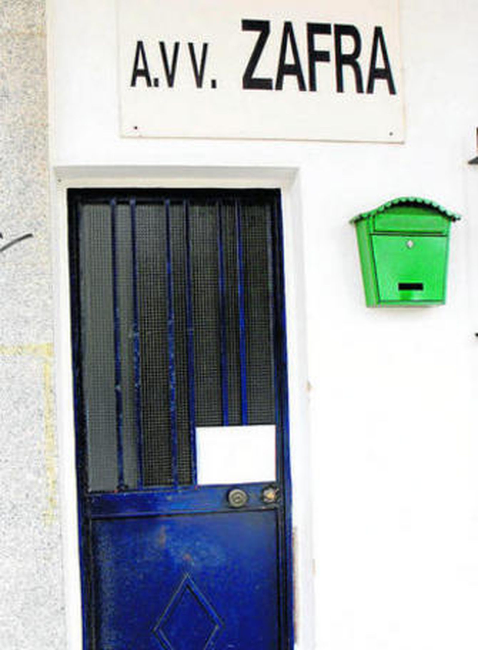 La puerta de la Asociación de Vecinos ayer, ya arreglada.