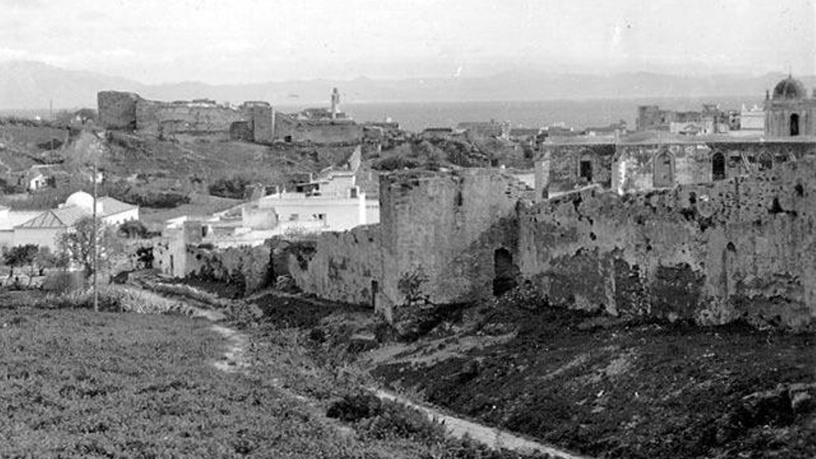 Muralla y torres de flanqueo del recinto norte de Tarifa en 1930.