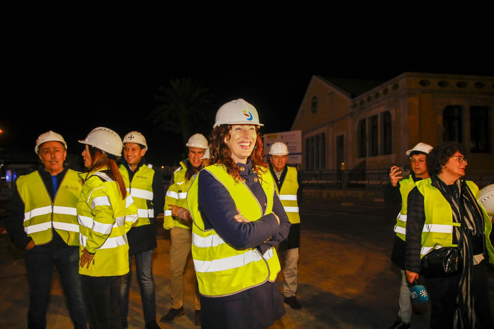 Las imágenes del derribo de la marquesina de la entrada al Puerto de Almería