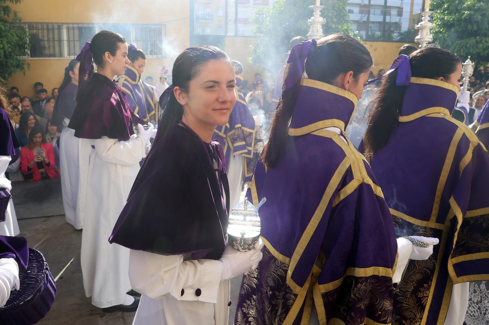 Las mejores imágenes del Lunes Santo en Huelva: Hermandad de las Tres Caídas