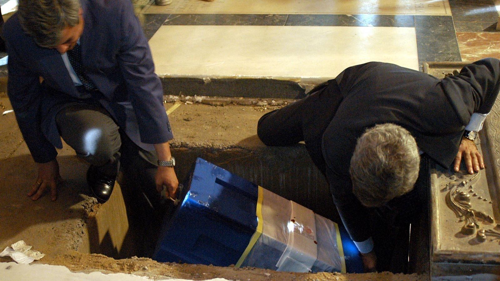 Exhumación de los restos de Hernando Colón.