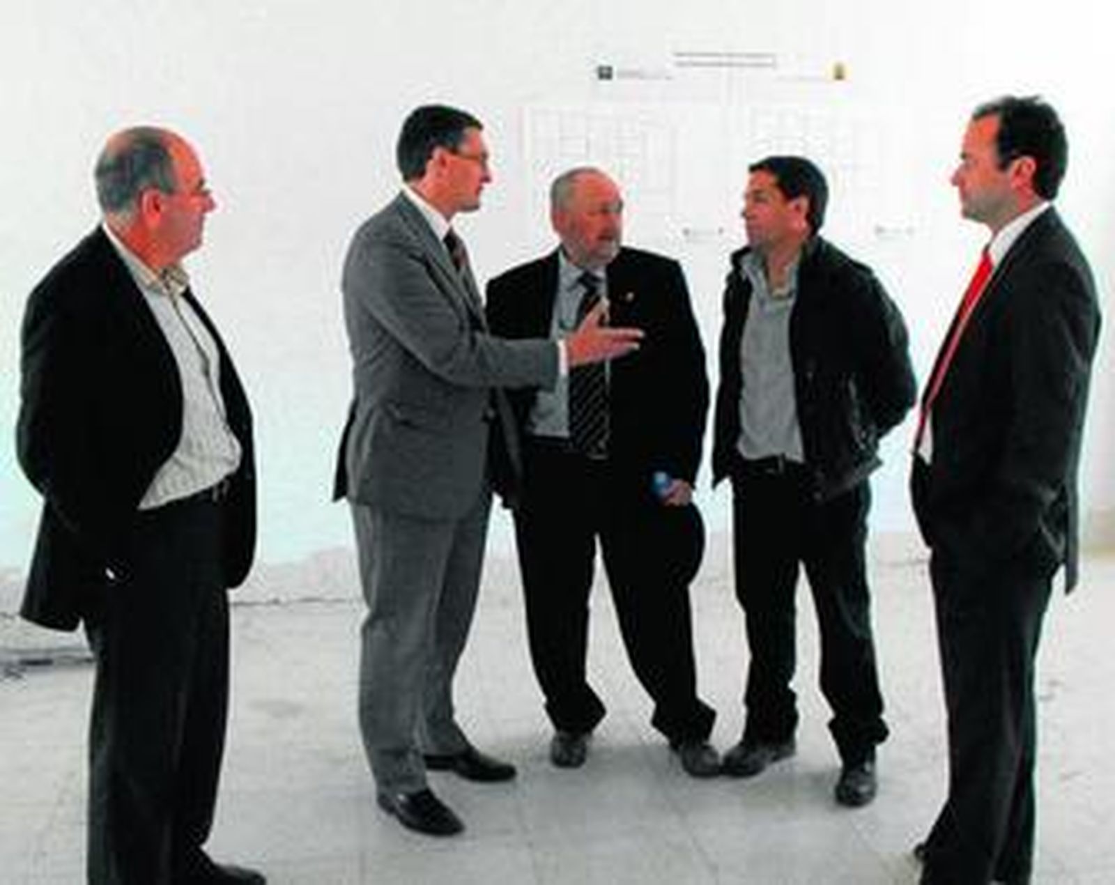 Sánchez Teruel junto a Cruz Amario, alcalde de Vélez-Rubio, durante la visita a las obras del CADE.