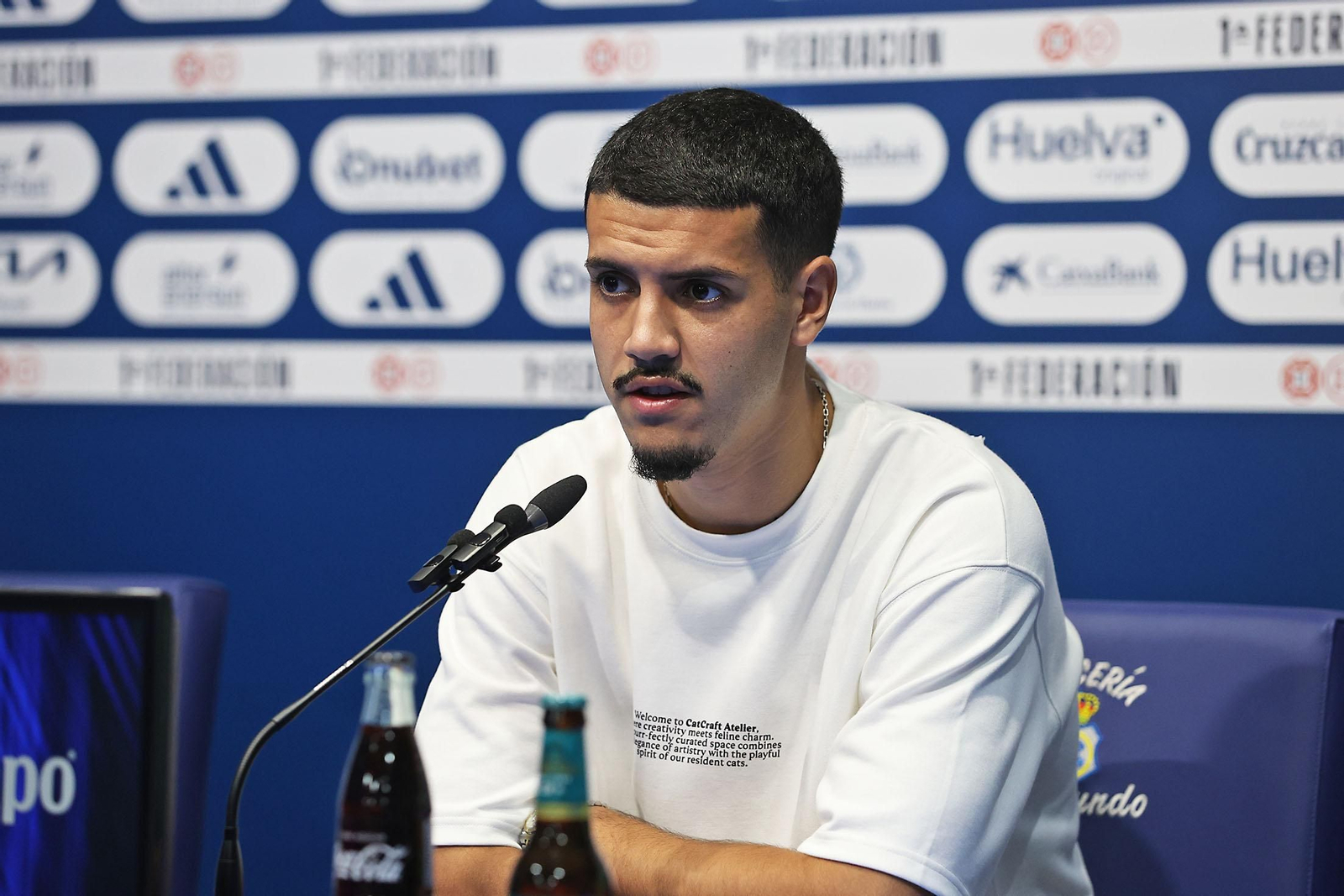 Imágenes de la presentación de Juan Pablo como jugador del Recreativo de Huelva