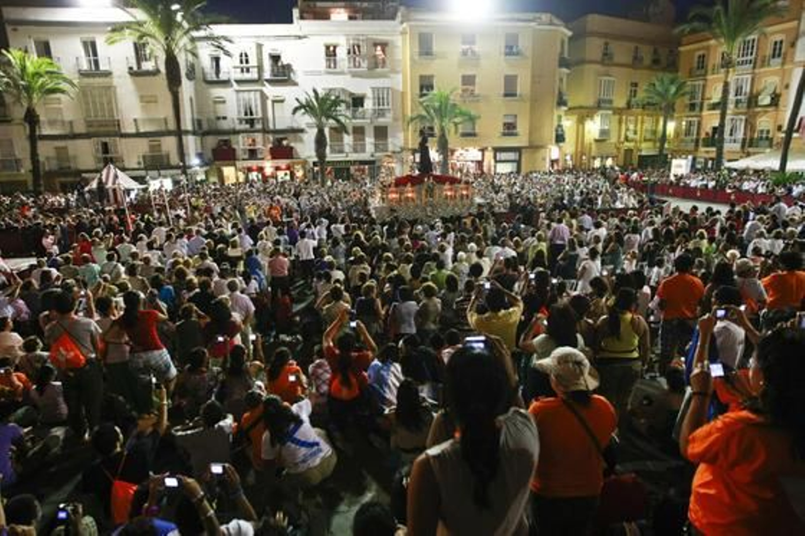 Miles de personas abarrotan las calles de la capital para disfrutar de la  magna de pasos con motivo de la JMJ. Participaron 15 cofradías de la diócesis./Fotos:Julio González

Foto: Julio Gonzalez