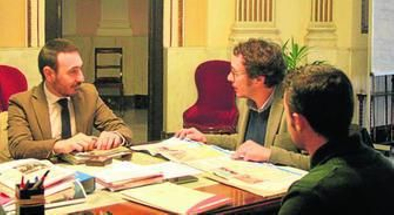 El alcalde, José María González, conversa con Fernando López Gil, delegado de la Junta, en presencia del concejal de Urbanismo, Martín Vila.