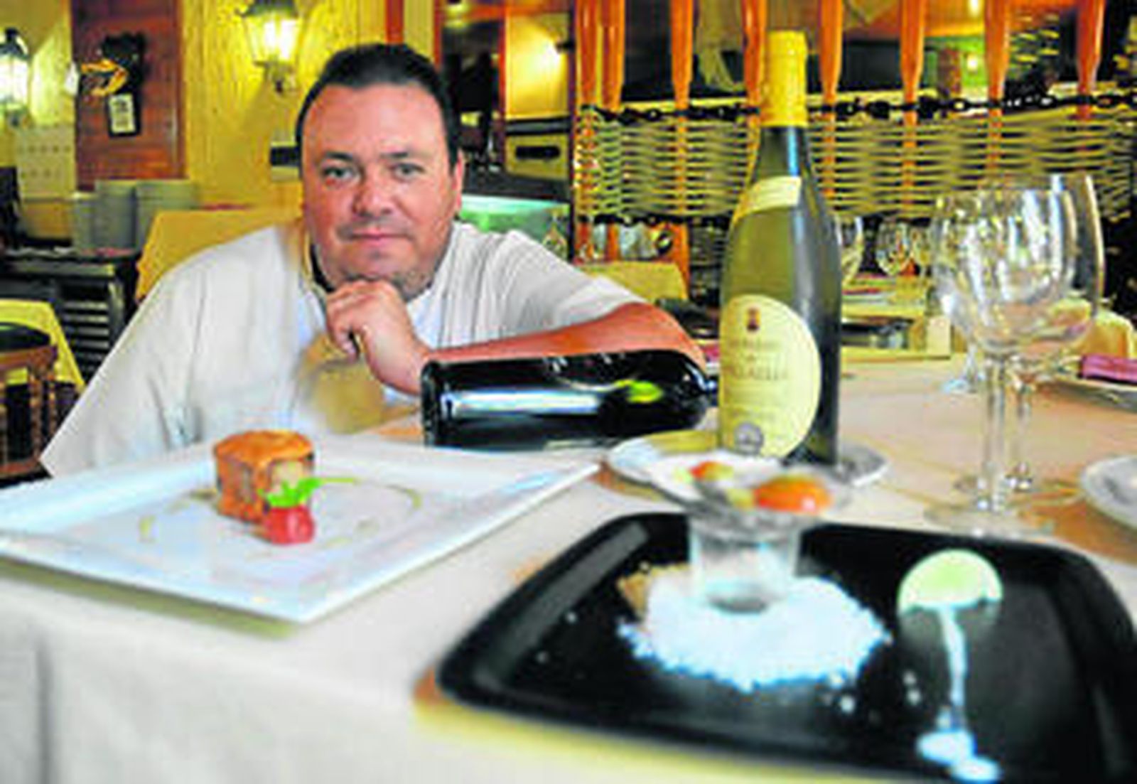 El jefe de cocina Víctor Manuel Serrano presenta sus dos propuestas.