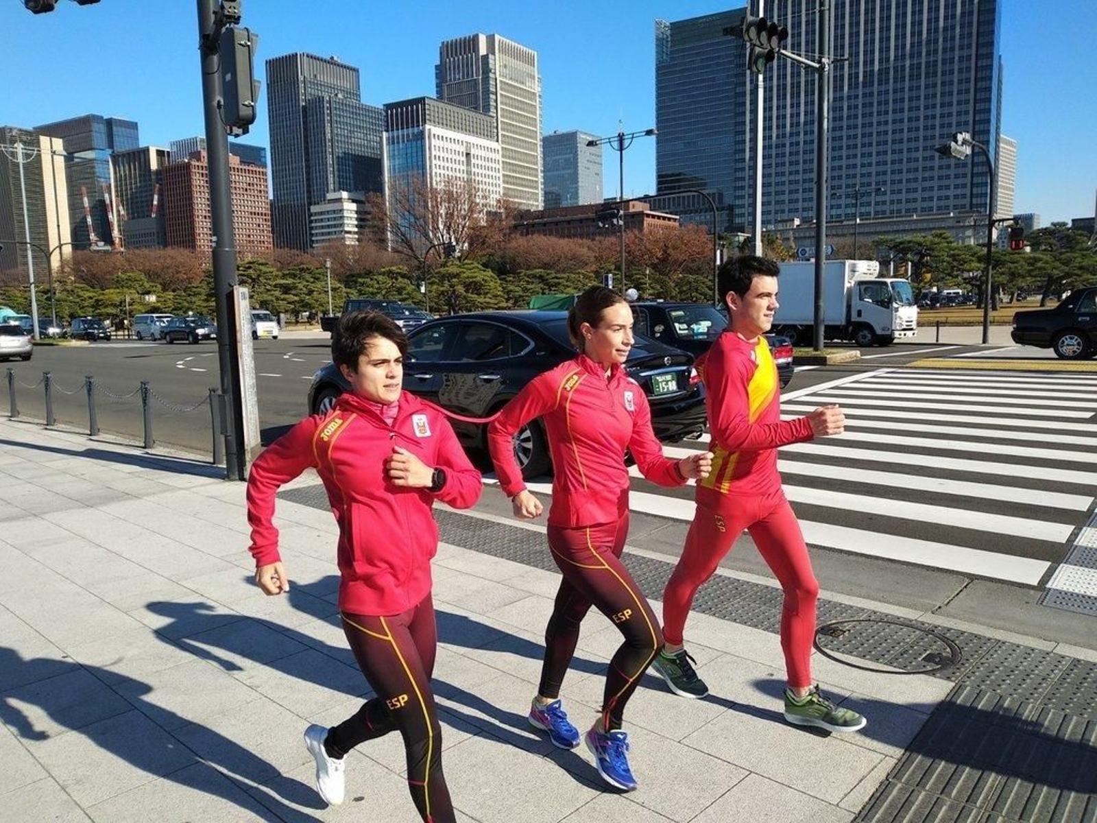 Laura García-Caro marcha por las calles de Tokio junto a sus compañeros