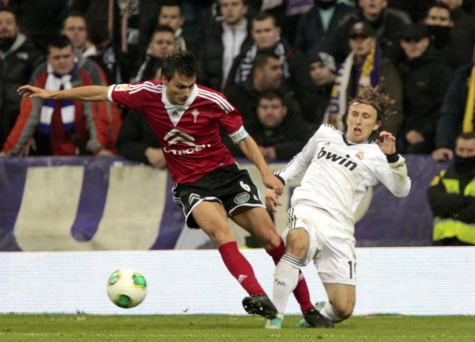 Vila (arriba) pelea un balón con el madridista Modric; abajo, Traoré defendiendo los colores del Olot.