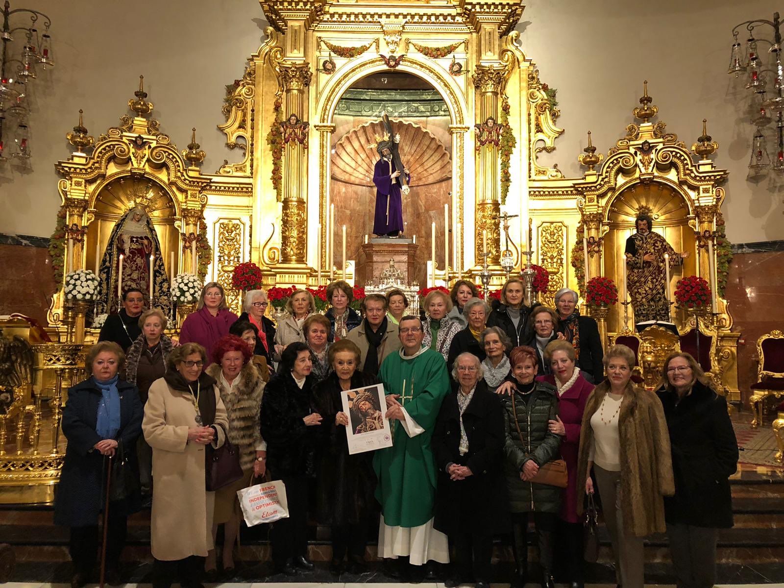 Miembros de la asociación en una peregrinación a la Basílica del Gran Poder