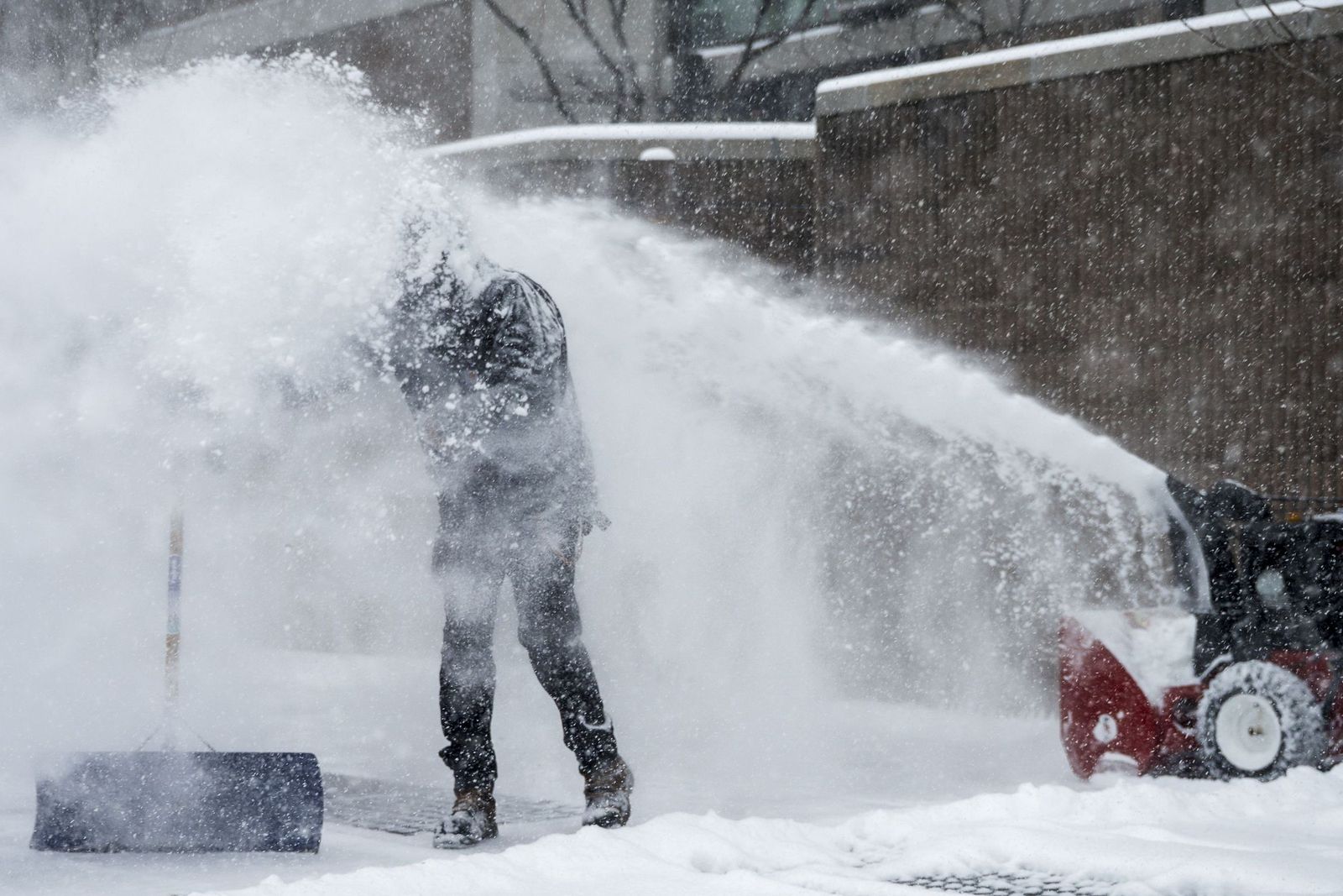 Las gélidas y blancas imágenes que deja la tormenta monstruosa en los EEUU