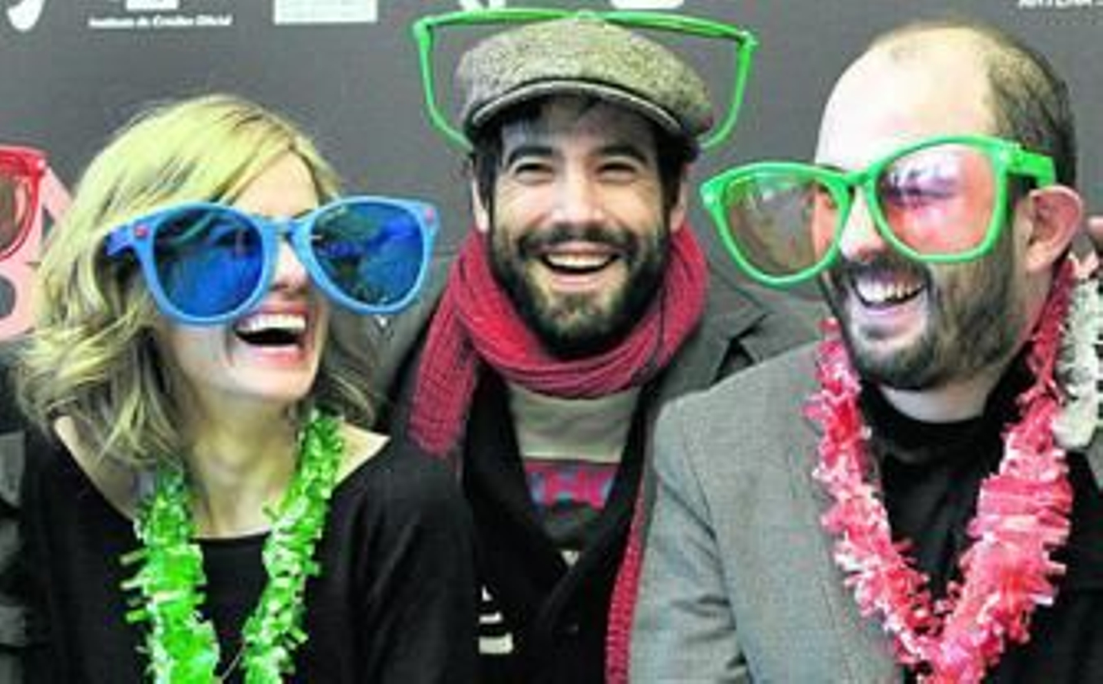 Borja Cobeaga (derecha), junto a los actores Alexandra Jiménez y Unax Ugalde.