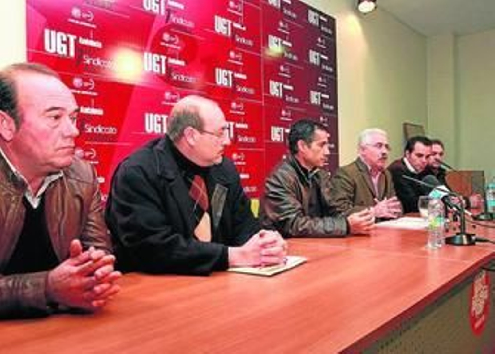Los representantes sindicales de UGT en el sector y la empresa, ayer, en la sede de la central.