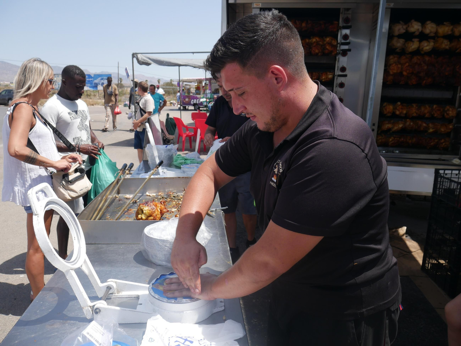Así es la venta de pollos asados en los negocios ambulantes de Almería