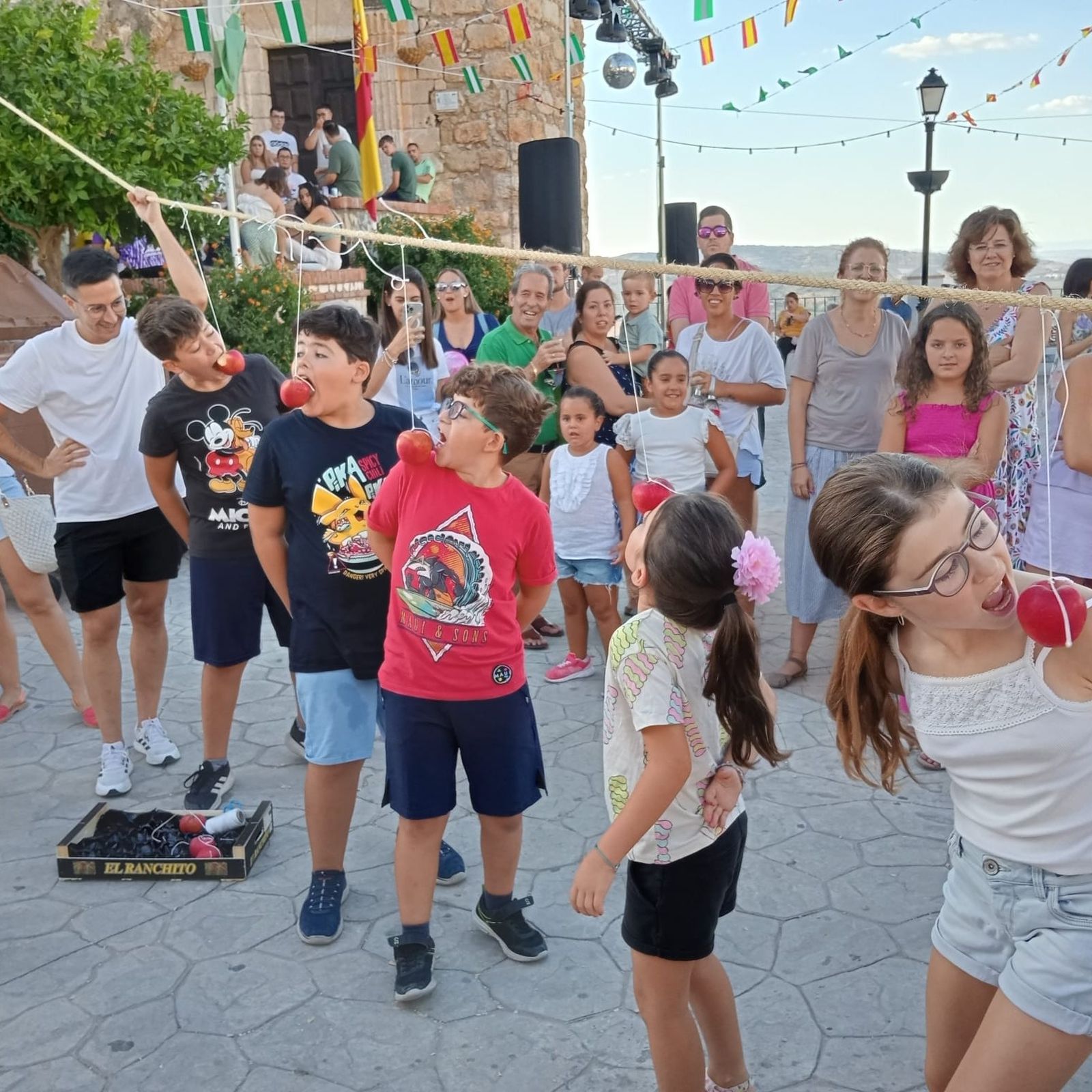 Las divertidas cucañas de Zuheros, en fotografías